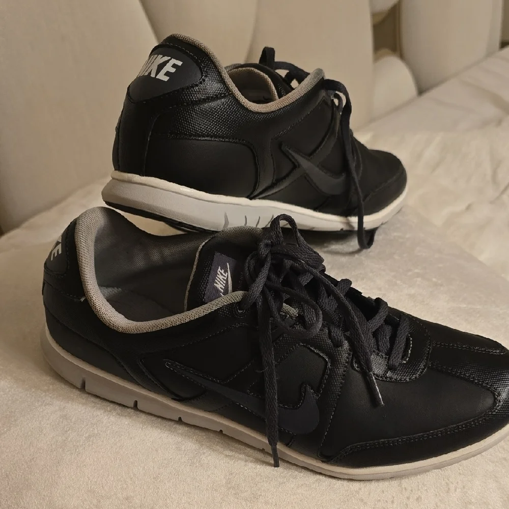 Nike Black and White Classic Sneakers Men Size 10